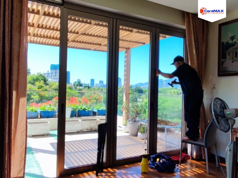 Các bước vệ sinh kính đã dán phim cách nhiệt