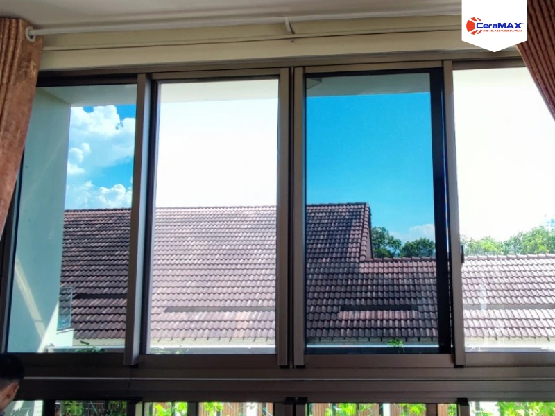 Vệ sinh kính đã dán phim cách nhiệt loại bỏ bụi bẩn