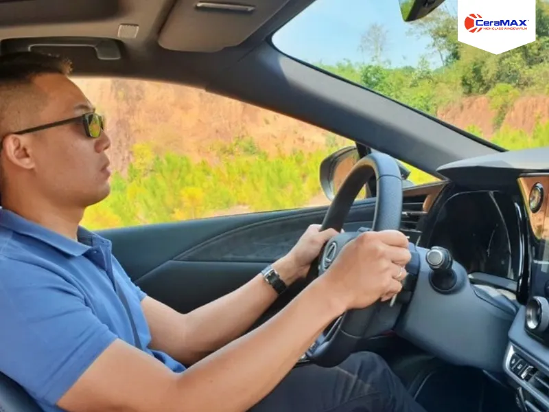 Dán phim cách nhiệt chống chói, đảm bảo an toàn khi lái xe 