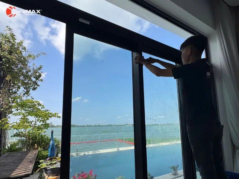 Đội ngũ thi công chỉn chu và tỉ mỉ trong từng bước dán phim cách nhiệt
