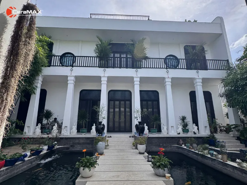 Biệt thự ven sông mang phong cách hiện đại, sang trọng